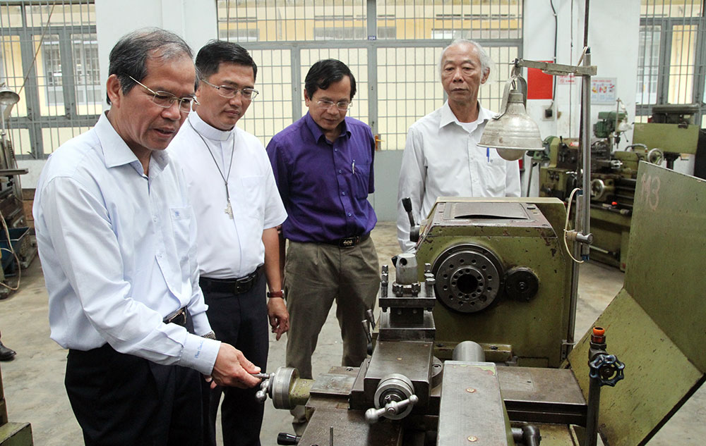 Đồng chí Nguyễn Xuân Tiến,  Ủy viên Trung ương Đảng, Bí thư Tỉnh ủy Lâm Đồng, thăm xưởng cơ khí thực hành tại Trường trung cấp nghề tư thục Tân Tiến