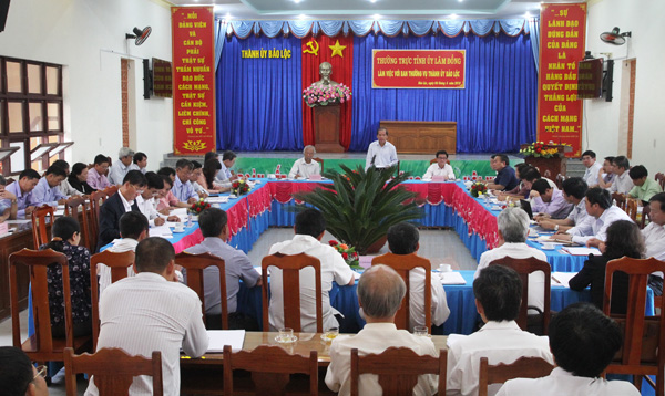 Đồng chí Nguyễn Xuân Tiến - Ủy viên Trung ương Đảng, Bí thư Tỉnh ủy Lâm Đồng phát biểu chỉ đạo tại buổi làm việc với Ban thường vụ Thành ủy Bảo Lộc