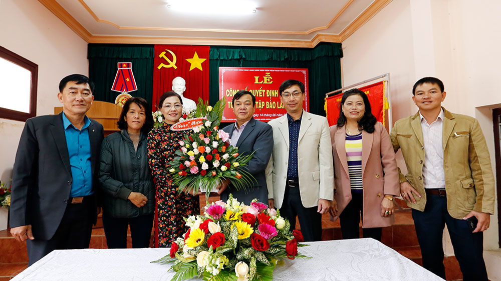 Hội nhà báo tỉnh Lâm Đồng tặng hoa chức mừng tân Tổng biên tập Báo Lâm Đồng. Ảnh: C.Thành