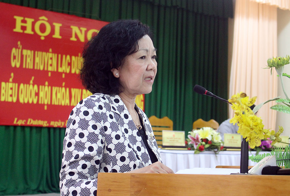 Đồng chí Trương Thị Mai – UVBCT, Bí thư Trung ương Đảng, Trưởng Ban Dân vận Trung ương tiếp thu giải trình ý kiến cử tri xã Lát