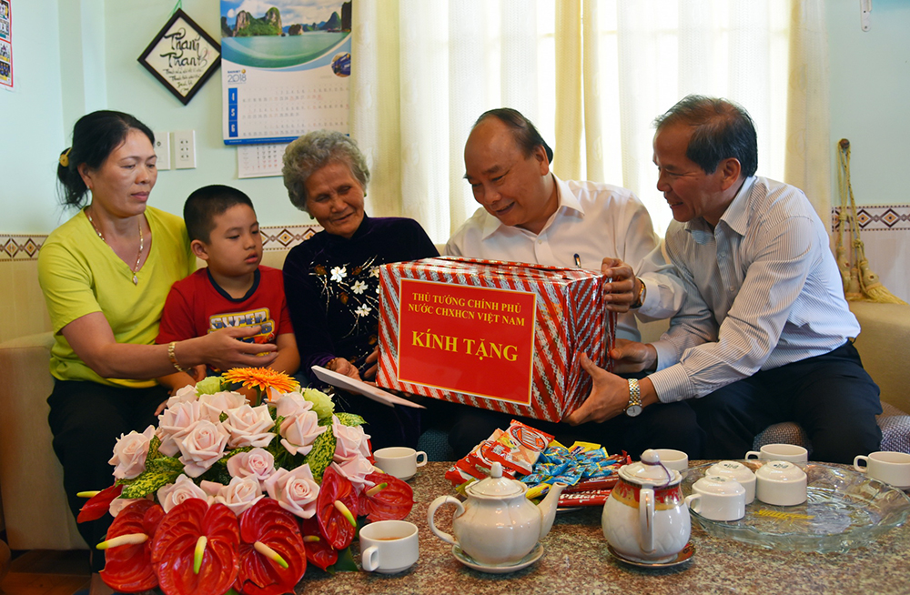 Thủ tướng Nguyễn Xuân Phúc thăm mô hình nông nghiệp công nghệ cao tại Lâm Đồng