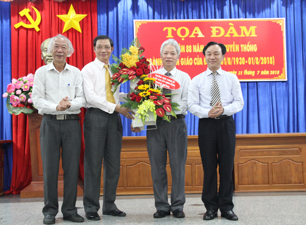 Lãnh đạo Thành ủy Bảo Lộc tặng hoa chúc mừng kỷ niệm 88 năm Ngày truyền thống ngành tuyên giáo