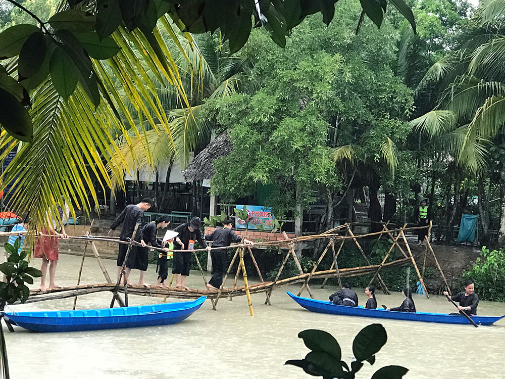 Trò chơi sông nước ở xứ Dừa. Ảnh: T.Vân