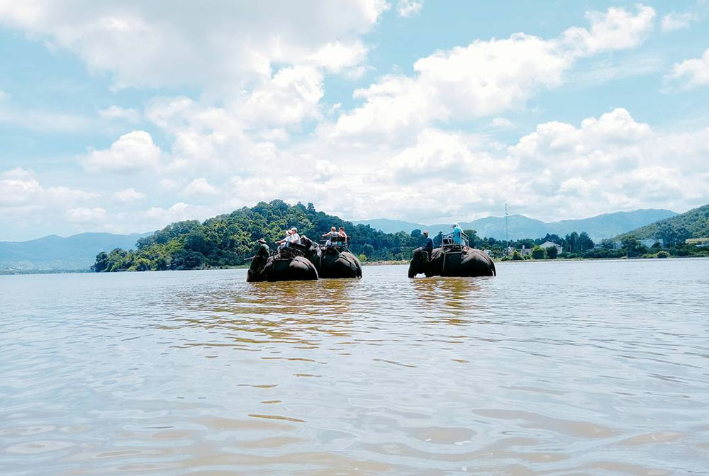 Du khách cưỡi voi khám phá hồ Lắk. Ảnh internet