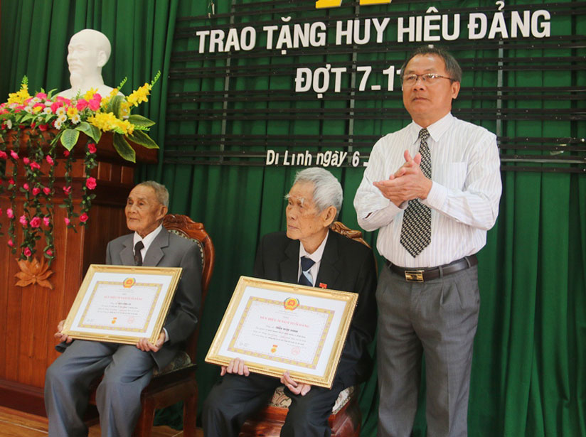 Đồng chí Nguyễn Canh – Bí thư Huyện ủy Di Linh trao tặng cho 2 đảng viên Huy hiệu 70 năm tuổi đảng