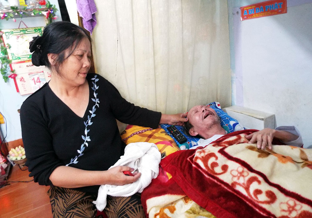 Cô Lê Thị Minh Yêm - 11 năm chăm chồng nằm liệt do tai biến. Ảnh: Q.U
