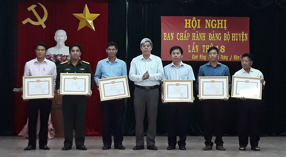 Đồng chí Trần Minh Thức – Bí thư Huyện ủy trao giấy khen cho các tổ chức cơ sở Đảng hoàn thành xuất sắc nhiệm vụ
