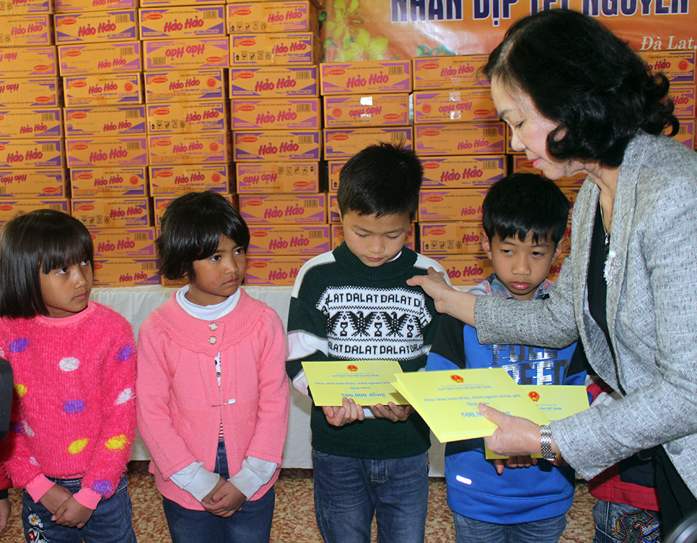 Ủy viên Bộ Chính trị, Bí thư Trung ương Đảng, Trưởng Ban Dân vận Trung ương Trương Thị Mai tặng quà cho trẻ em làng SOS Đà Lạt 