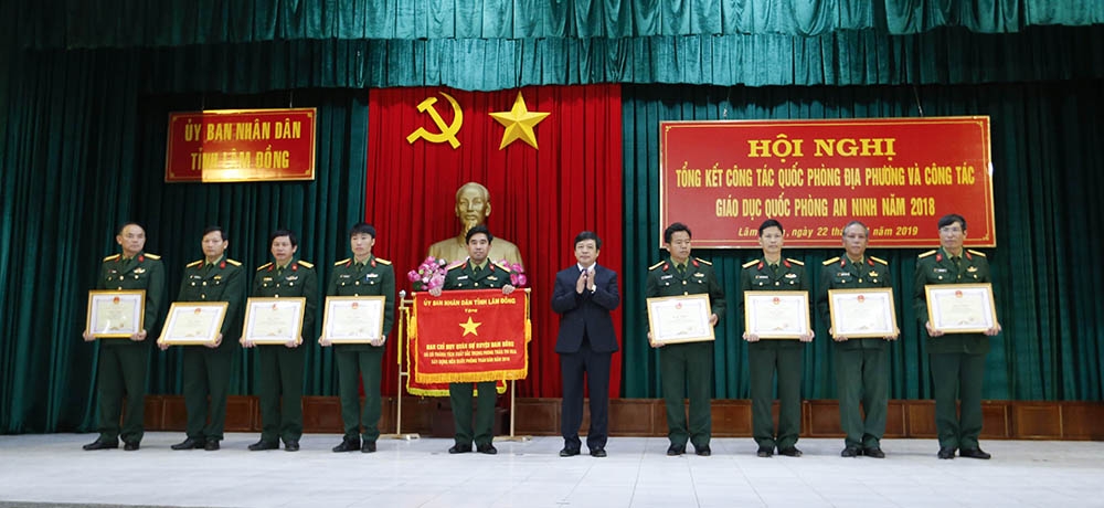 Chủ tịch UBND tỉnh Lâm Đồng tặng cờ thi đua, bằng khen cho tập thể, cá nhân có thành tích xuất sắc trong công tác thi đua năm 2018. Ảnh: C.THÀNH