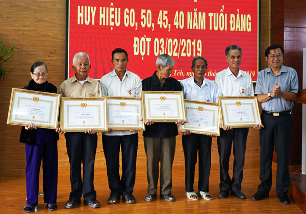 Đồng chí Tôn Thiện Đồng - Bí thư Huyện ủy trao Huy hiệu Đảng cho các đảng viên
