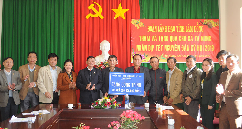 Đồng chí Trần Đức Quận tặng quà tết và trao tặng xã Tà Nung công trình trị giá 500 triệu đồng