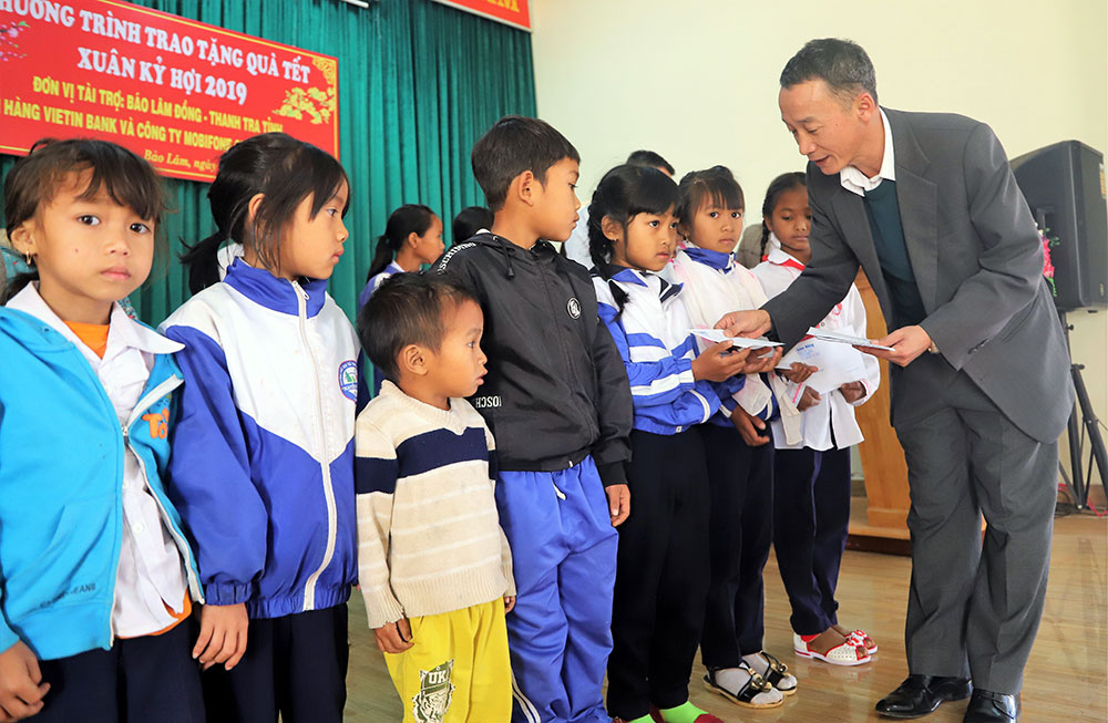 Trưởng Ban Tuyên giáo Tỉnh ủy Trần Văn Hiệp trao học bổng và quà Tết tại huyện Bảo Lâm