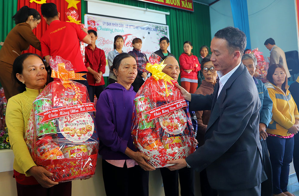 Đồng chí Trần Văn Hiệp - Ủy viên BTV Tỉnh ủy, Trưởng Ban Tuyên giáo Tỉnh ủy trao quà Tết cho người nghèo xã Lộc Nam