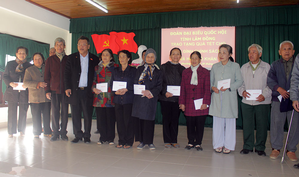 Đoàn Đại biểu Quốc hội tỉnh Lâm Đồng thăm và tặng quà Tết cho hộ nghèo, gia đình chính sách