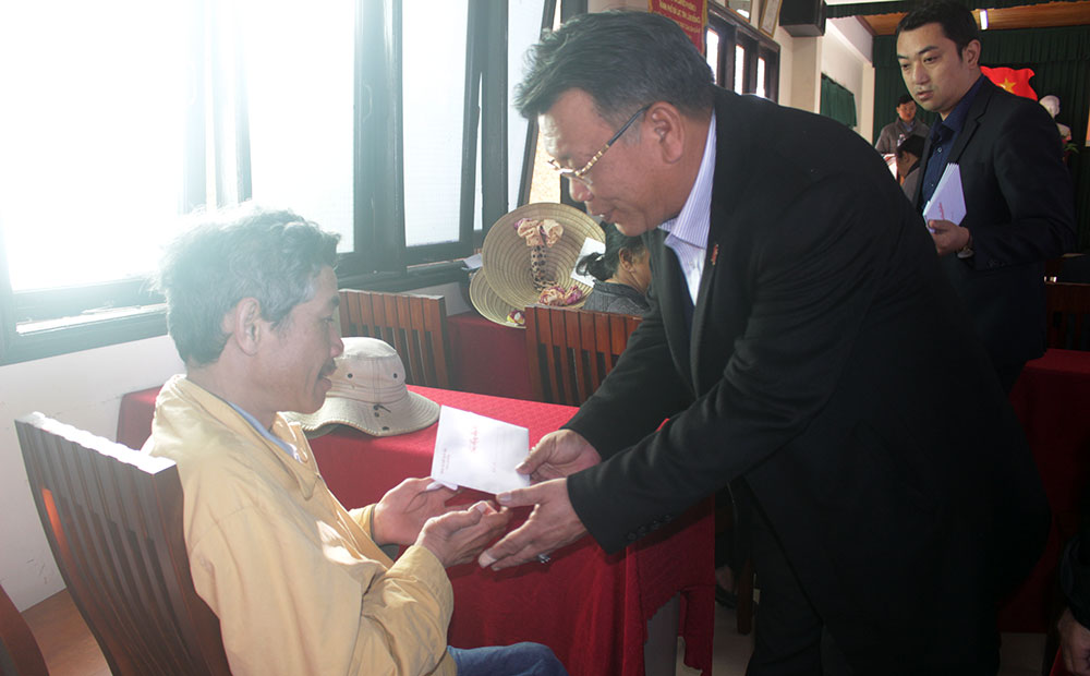 Đoàn ĐBQH Lâm Đồng thăm và tặng quà tết cho các đối tượng chính sách, hộ nghèo ở Lạc Dương