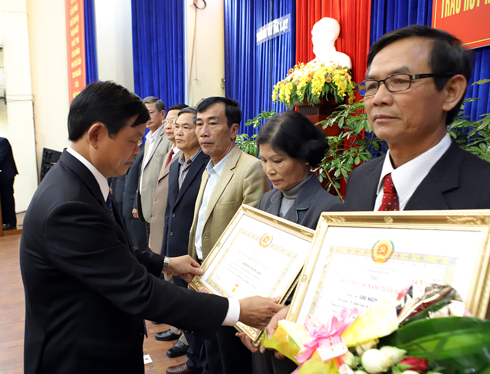 Phó Bí thư Thường trực Thành ủy Đà Lạt Đặng Thế Hải trao huy hiệu cho đảng viên