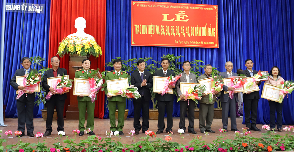 Phó Bí thư – Chủ tịch UBND thành phố Đà Lạt Tôn Thiện San trao huy hiệu đảng – phần thưởng cao quý mà Đảng dành tặng các đảng viên 
