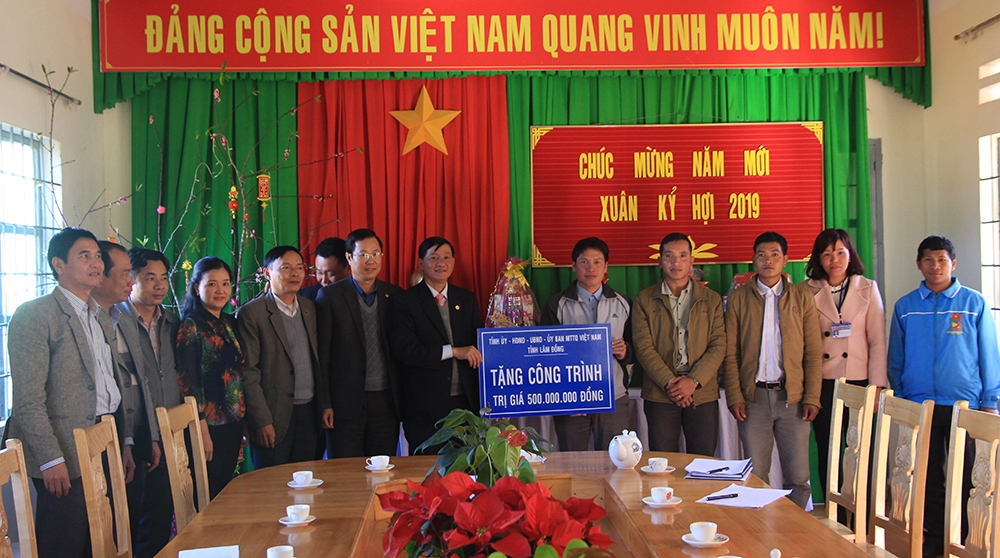 Tỉnh ủy, HĐND, UBND, UBMTTQ Việt Nam tỉnh tặng công trình 500 triệu cho xã Đạ Chais