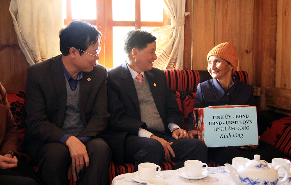 Đồng chí Trần Đức Quận thăm, tặng quà bà Kơ Đơng Ka Phương – gia đình thân nhân liệt sĩ Kơ Să Ha Kră