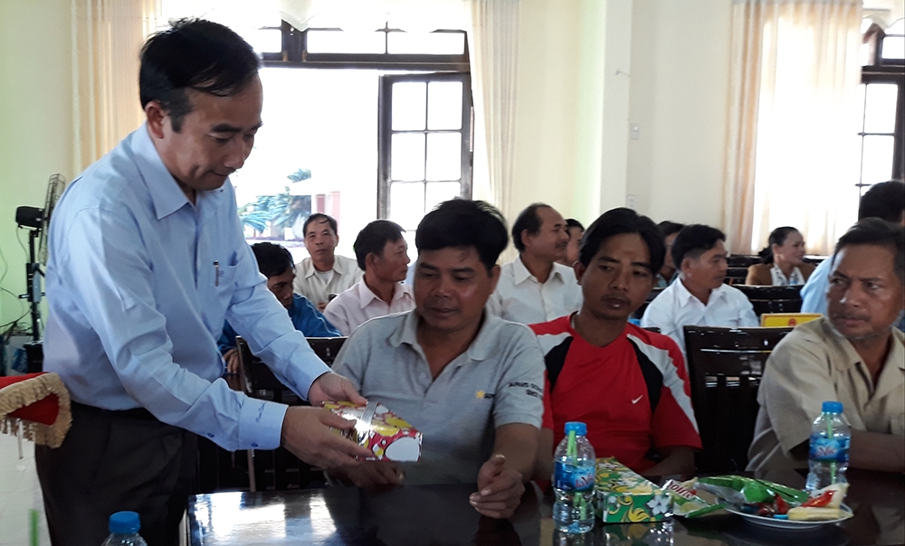 Chủ tịch UBND huyện Cát Tiên Bùi Văn Hùng tặng quà tết cho các già làng, trưởng bản, người có uy tín trên địa bàn huyện