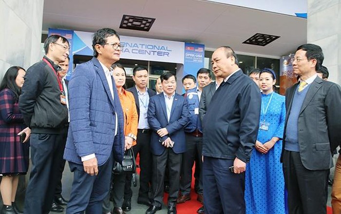Thủ tướng Nguyễn Xuân Phúc kiểm tra công tác chuẩn bị bên ngoài Trung tâm Báo chí quốc tế.