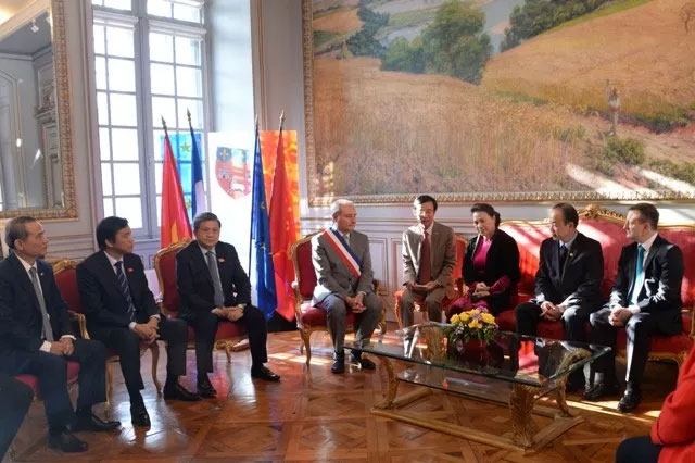 Chủ tịch QH Nguyễn Thị Kim Ngân gặp Thị trưởng TP Toulouse (Pháp)