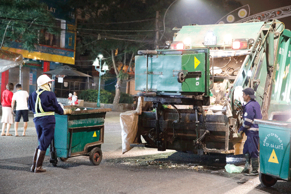 Thu gom rác vào giữa đêm ở khu vực Chợ Đà Lạt. Ảnh: N.Thi