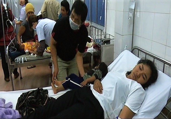 Hơn 130 bệnh nhân đến Trung tâm Y tế Di Linh cấp cứu nghi bị ngộ độc sau khi ăn đám cưới