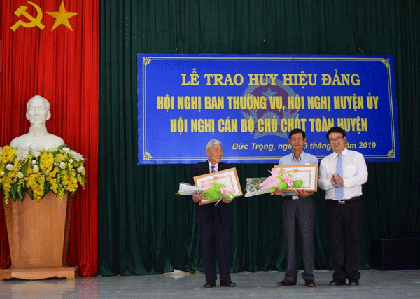 Đồng chí Nguyễn Ngọc Phúc - TUV, Bí thư Huyện ủy Đức Trọng trao Huy hiệu Đảng cho các đảng viên
