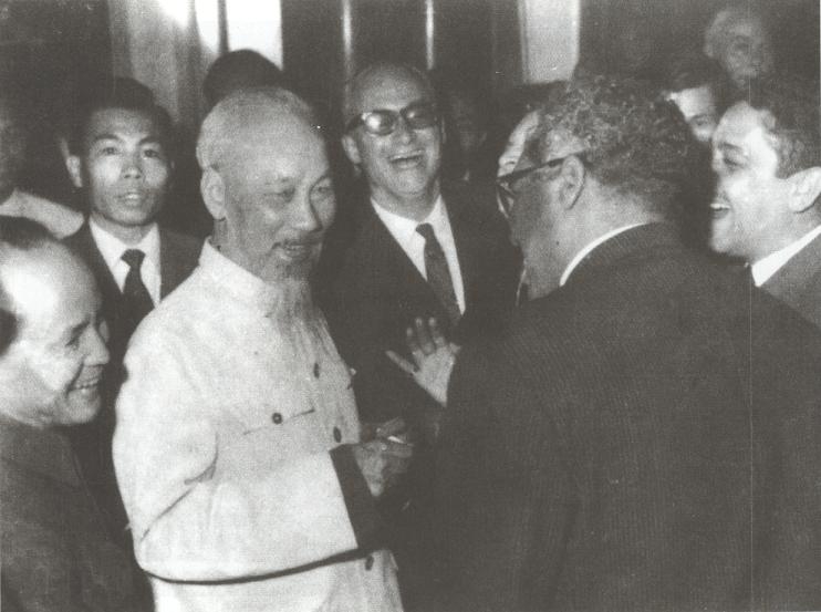 Chủ tịch Hồ Chí Minh nói chuyện với các đại biểu các nước sang dự Hội nghị quốc tế đoàn kết với nhân dân Việt Nam chống đế quốc Mỹ bảo vệ hòa bình, họp tại Hà Nội, tháng 11/1964. Ảnh: Tư liệu