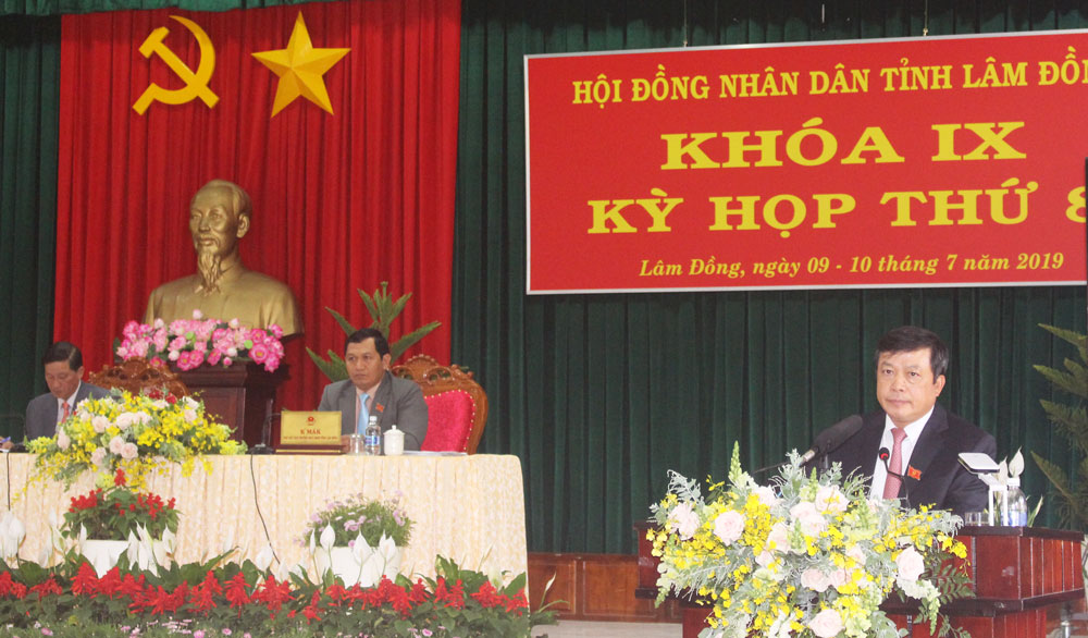 Phó Bí thư Tỉnh ủy, Chủ tịch UBND tỉnh Đoàn Văn Việt phát biểu tiếp thu ý kiến cử tri và giải trình phân tích kết quả kinh tế - xã hội 6 tháng đầu năm 2019 và những hạn chế và nhiệm vụ giải pháp 6 tháng cuối năm 2019
