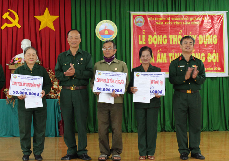 Thượng tá Nguyễn Văn Sơn - Phó Chủ nhiệm Chính trị Bộ Chỉ huy Quân sự tỉnh Lâm Đồng (bên phải) trao Quyết định xây dựng Nhà ấm tình đồng đội cho 3 hội viên