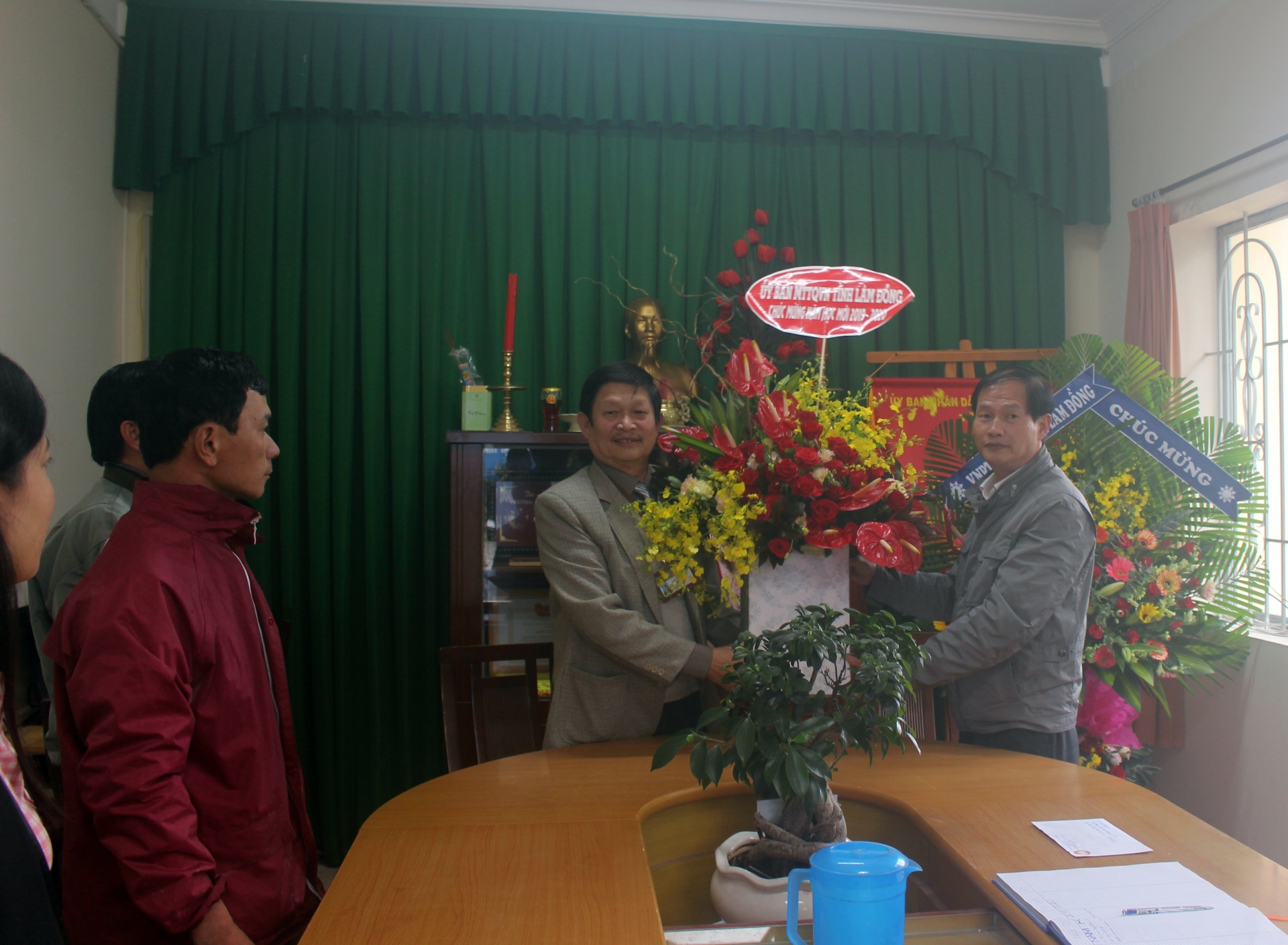 Chủ tịch UBMTTQVN tỉnh Lâm Đồng thăm hỏi, hỗ trợ đột xuất cho học sinh có hoàn cảnh khó khăn