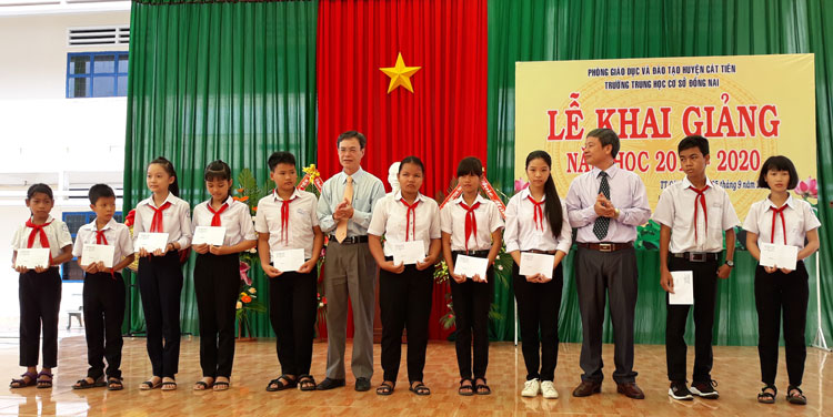 Trưởng Ban Tổ chức Tỉnh ủy Trần Duy Hùng và Bí thư Huyện ủy Cát Tiên Ngô Xuân Hiển trao tặng học bổng cho các em học sinh nghèo vượt khó