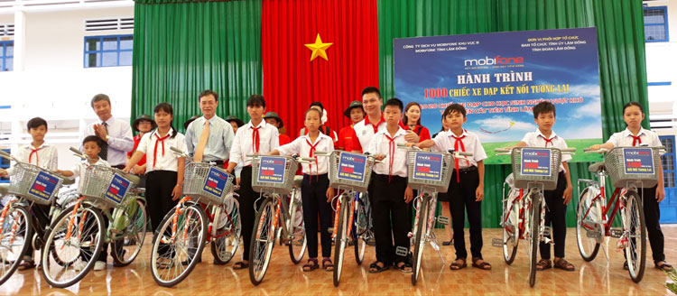Trưởng Ban Tổ chức Tỉnh ủy Trần Duy Hùng và lãnh đạo huyện Cát Tiên, đại diện MobiFone tỉnh Lâm Đồng trao tặng xe đạp cho các em học sinh