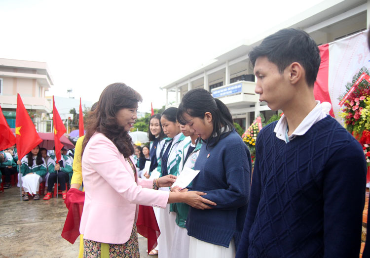 Đồng chí Nguyễn Thị Lệ trao học bổng cho học sinh nghèo vượt khó học giỏi tại lễ khai giảng