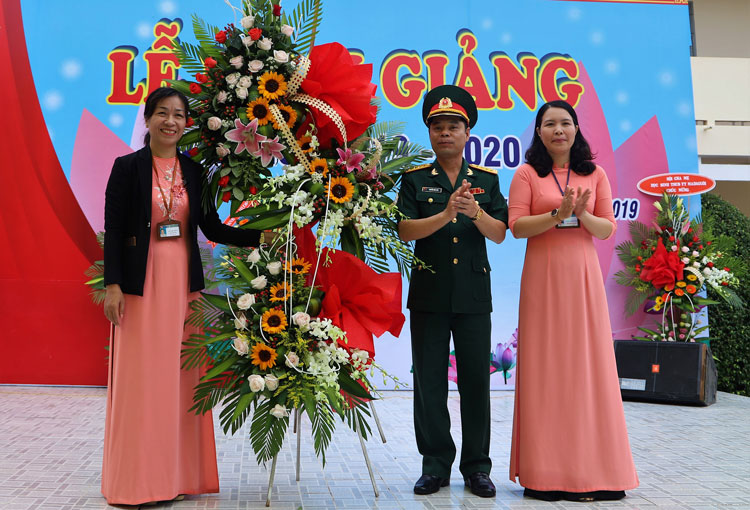 Đại tá Nguyễn Bình Sơn tặng hoa chúc mừng Nhà trường