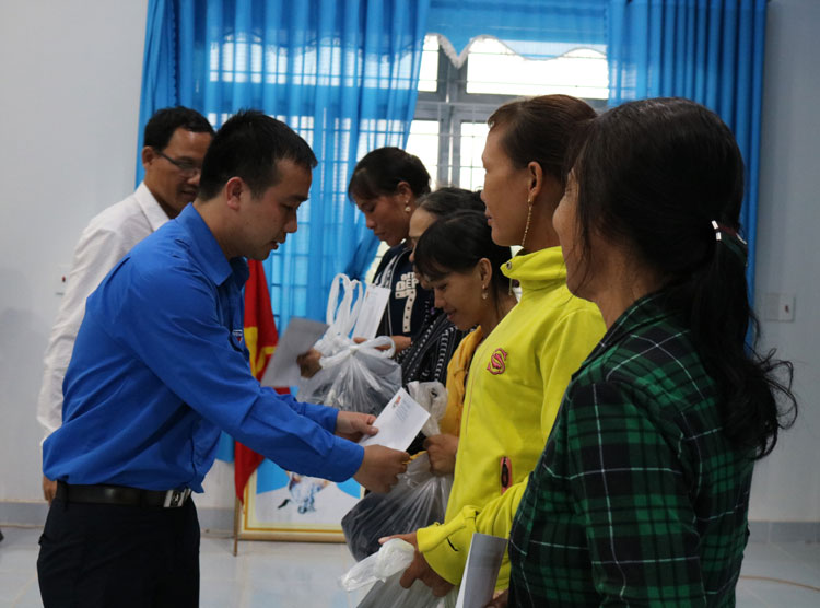 Trao 31 suất quà cho người dân xã Nam Ninh