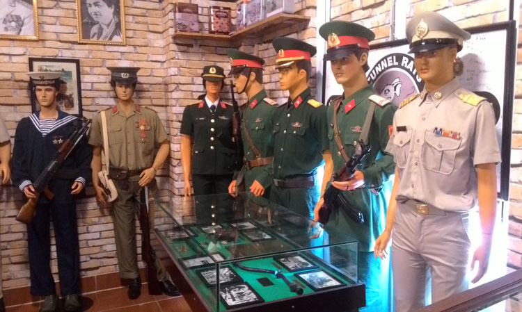 Quân phục các lực lượng vũ trang nhân dân Việt Nam được trưng bày tại Bảo tàng Vũ khí Robert Taylor. Ảnh: T.D.H