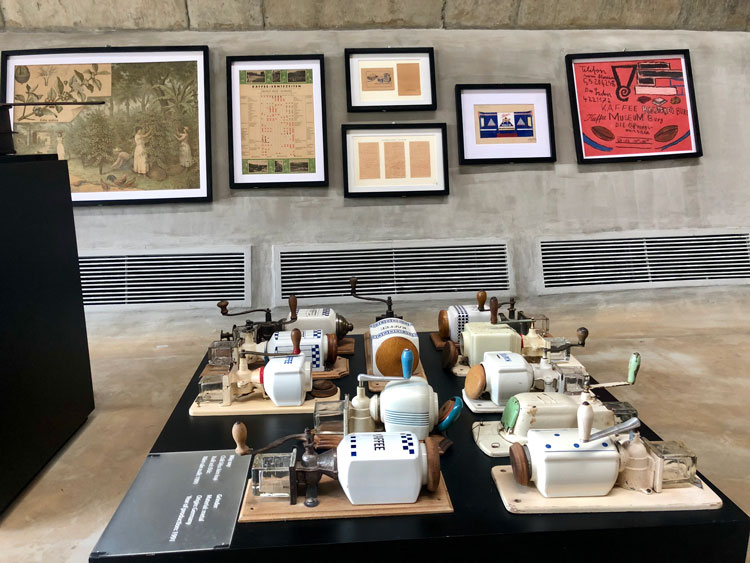 Điểm nhấn xuyên suốt là hơn 10.000 hiện vật về lịch sử phát triển của cà phê thế giới được mang về từ bảo tàng Jens Burg (Đức)