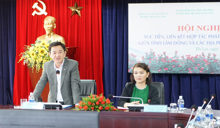 Ông Phan Văn Đa và bà Nguyễn Thị Nguyên tham gia điều hành Hội nghị