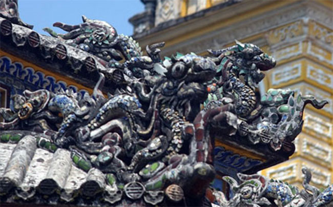 Rồng - Phong cách hội họa phương Đông thể hiện trên nóc cổng Dinh An Định