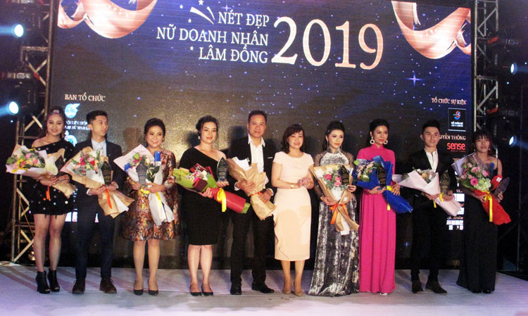 Bí thư Thành ủy Đà Lạt Huỳnh Thị Thanh Xuân tặng hoa và Kỷ niệm chương cho các nhà tài trợ đồng hành cùng cuộc thi
