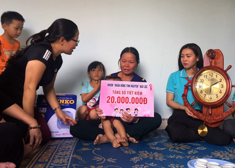 Nhóm thiện nguyện “Khăn hồng tình nguyện Bảo Lộc” tặng sổ tiết kiệm 20 triệu đồng cho bà Hoàng Thị Nghèo