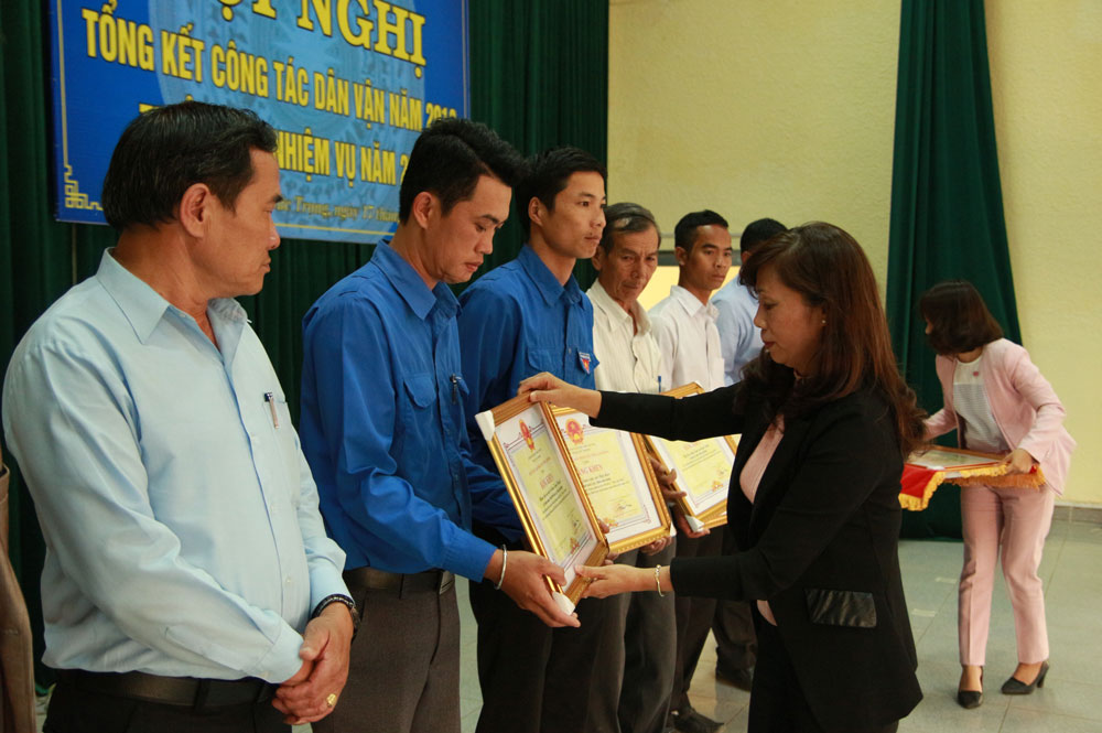 Đồng chí Nguyễn Thị Lệ - Ủy viên Ban Thường vụ, Trưởng Ban Dân vận Tỉnh ủy trao Bằng khen Dân vận khéo cho các tập thể.