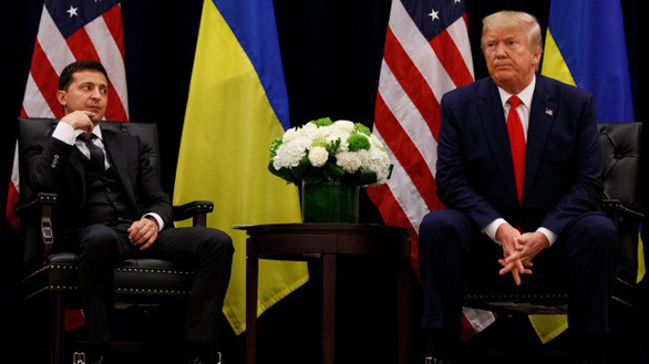 Tổng thống Donald Trump (phải) trong cuộc gặp với Tổng thống Volodymyr Zelensky của Ukraine tại New York hôm 25-9