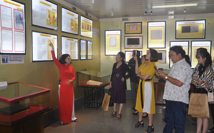 Du khách tham quan phòng trưng bày tư liệu về chủ quyền Hoàng Sa - Trường Sa của Việt Nam tại Trung tâm Lưu trữ Quốc gia IV - Đà Lạt.