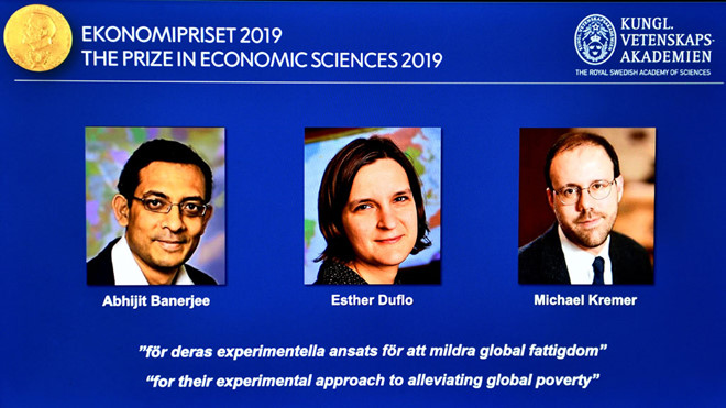 (Từ trái sang phải) Các nhà kinh tế học Abhijit Banerjee, Esther Duflo và Michael Kremer