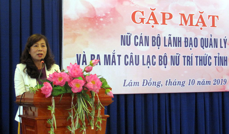 Đồng chí Nguyễn Thị Lệ - UVBTV - Trưởng Ban Dân vận Tỉnh ủy phát biểu tại buổi gặp mặt nữ cán bộ lãnh đạo, quản lý toàn tỉnh