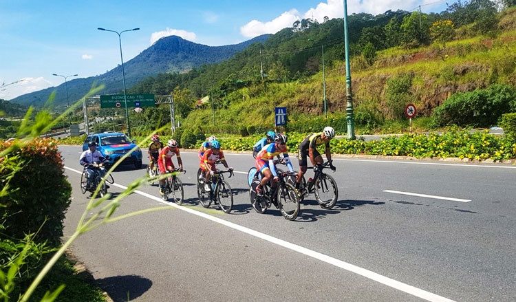 Đoàn đua xe đạp chạy trên đường cao tốc Liên Khương – Prenn sáng nay
